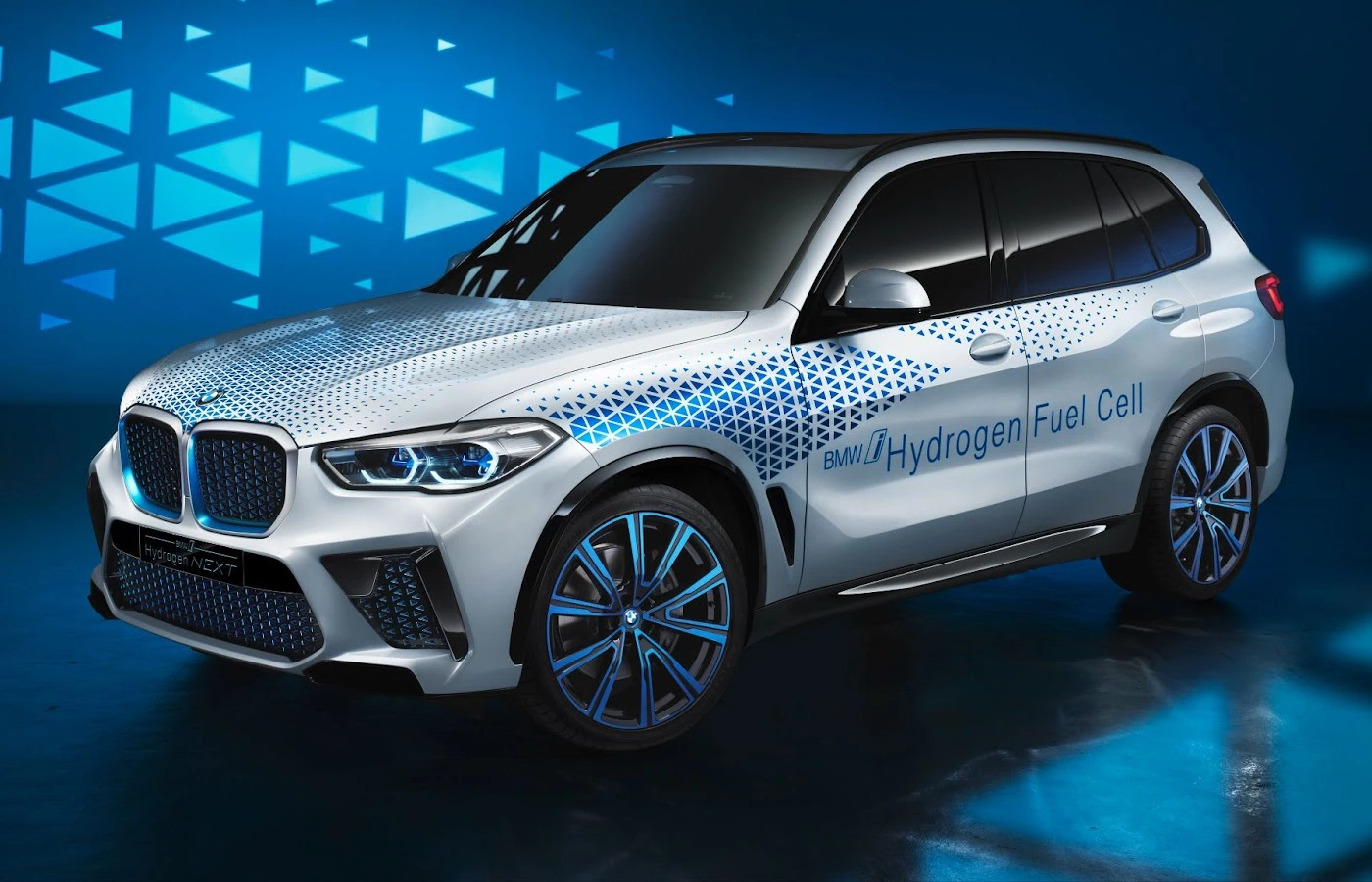 Next-Gen BMW X5 showcases hydrogen fuel cell technology in the context of Neue Klasse overalls. Featured Image